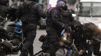 video: valiente policia le pego a un hombre esposado pero no escapo de su karma video: valiente policia le pego a un hombre esposado pero no escapo de su karma