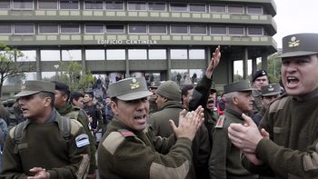 gendarmes y prefectos siguen con la protesta pese al anuncio gendarmes y prefectos siguen con la protesta pese al anuncio