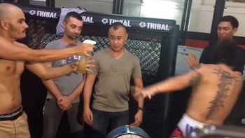 video: en pleno pesaje, un luchador rocio con orina a su rival video: en pleno pesaje, un luchador rocio con orina a su rival