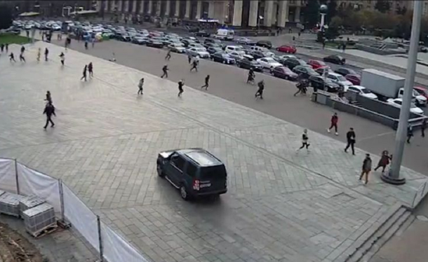 VIDEO: Se desmayó cuando manejaba su camioneta, subió a una plaza y mató a dos personas