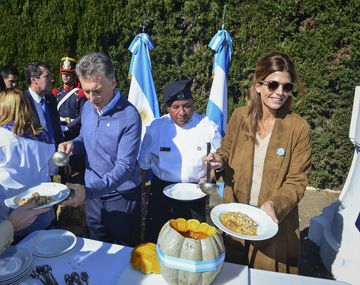 Mauricio Macri y Juliana Awada en el tradicional locro del 25 de Mayo en la Quinta de Olivos