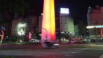 Iluminaron de rojo el Obelisco para concientizar sobre problemas cardíacos Iluminaron de rojo el Obelisco para concientizar sobre problemas cardíacos