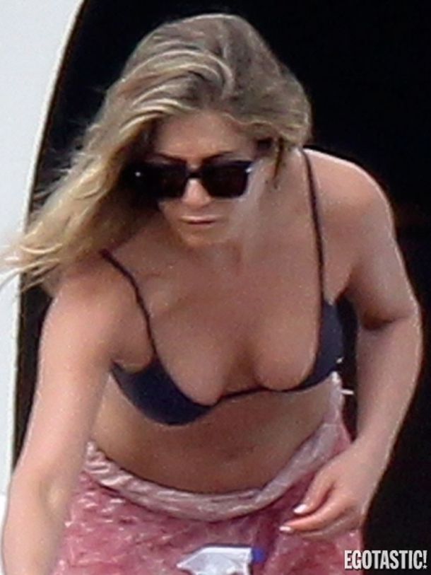 Jennifer Aniston mostró su escote en vacaciones