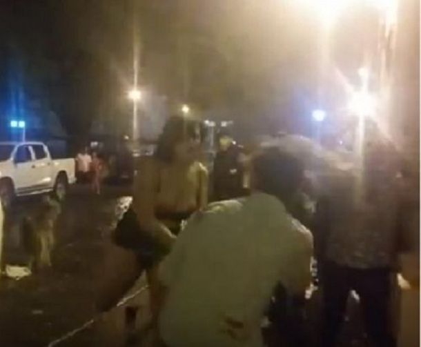 Violenta pelea entre travestis en la puerta de un boliche