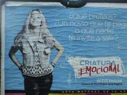 Levantan afiches de obra de teatro acusados de promover la violencia de género