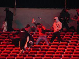 Barras de Independiente molieron a palos a mujeres, grandes y chicos.