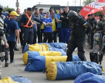 Iban a la guerra: descubren armas en micros de la barra de Boca
