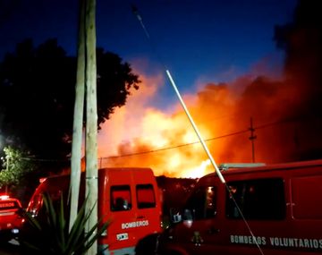 Un voraz incendio consumió dos fábricas de artefactos plásticos en Lomas de Zamora