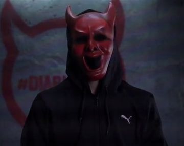 Un ídolo de Independiente apoya al club tras una máscara