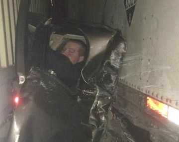 Milagro: quedó aplastado entre dos camiones y no le pasó prácticamente nada