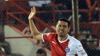 mira el golazo de riquelme con el que argentinos elimino a racing mira el golazo de riquelme con el que argentinos elimino a racing