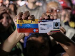 Militantes chavistas exhibel el Carnet de la Patria que les daban tras votar Militantes chavistas exhibel el Carnet de la Patria que les daban tras votar