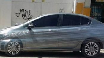 insolito: estaciono mal el auto y se lo envolvieron con papel filme insolito: estaciono mal el auto y se lo envolvieron con papel filme