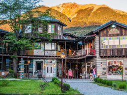 El pueblo pequeño entre árboles y montañas que es imperdible