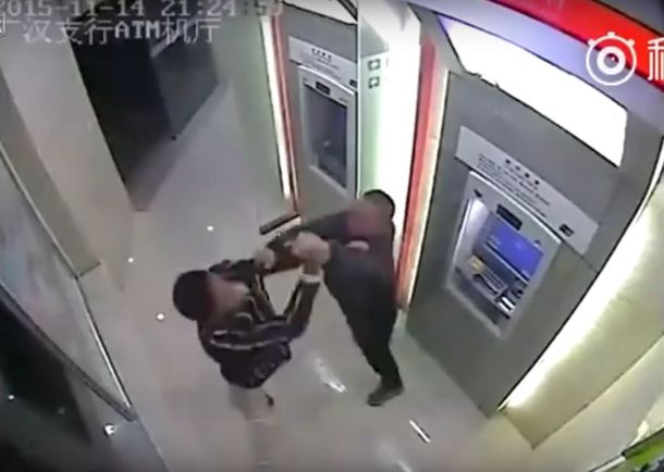 Le quisieron robar en el cajero, pero dejó al ladrón tirado en el piso