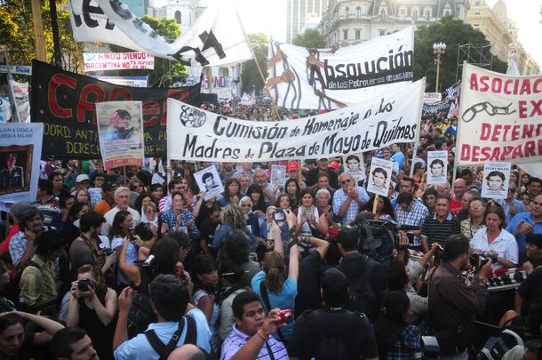 Masiva concentración en Plaza de Mayo en repudio al golpe de Estado del 76