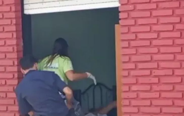 Video: la Policía entró por el techo de una casa en Mar del Plata y rescató a una mujer que dio a luz sola