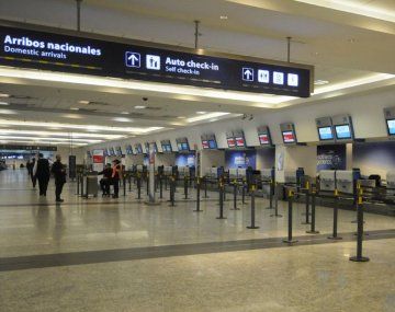 Paro de controladores aéreos: cientos de vuelos reprogramados