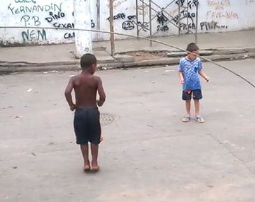 Perro ayuda a los niños a saltar la soga