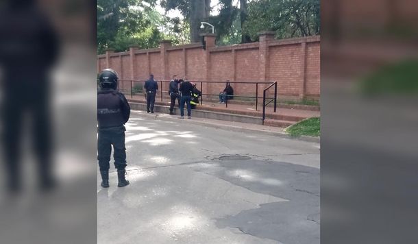 El hombre que lanzó una bomba molotov a la Quinta de Olivos volvió al lugar y amenazó con quitarse la vida