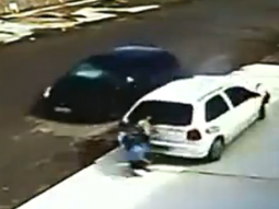 Una mujer y su nieto son atropellados por un auto que se salió de control