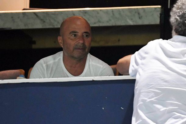 Jorge Sampaoli en la cancha de Racing
