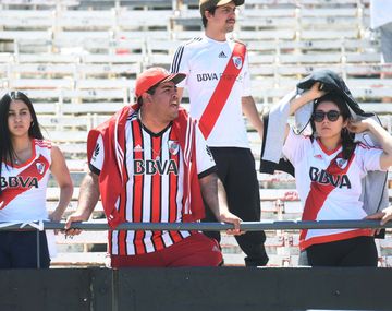 {altText(,#SeBuscaClásico Indignados, los hinchas de River inundaron las redes con mensajes contra Boca)}