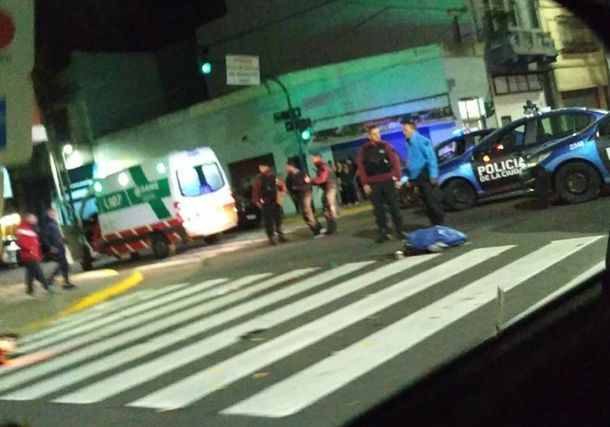 Un conductor atropelló y mató a un motociclista y huyó. Foto: @Taxivista