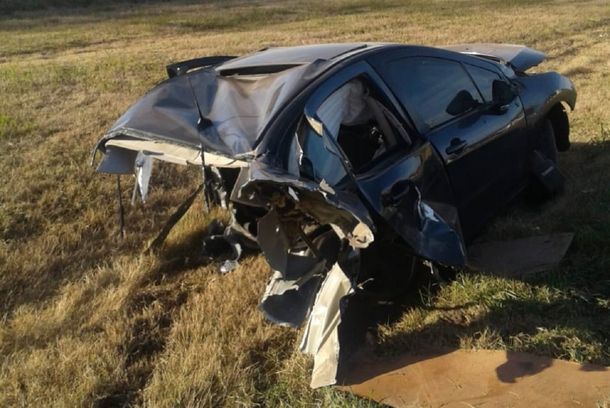 Un hombre chocó con su auto que se partió en dos y salió caminando en Santa Fe