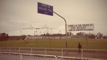 lo siguen pidiendo: la gente reclamo por tevez en el unico de la plata lo siguen pidiendo: la gente reclamo por tevez en el unico de la plata