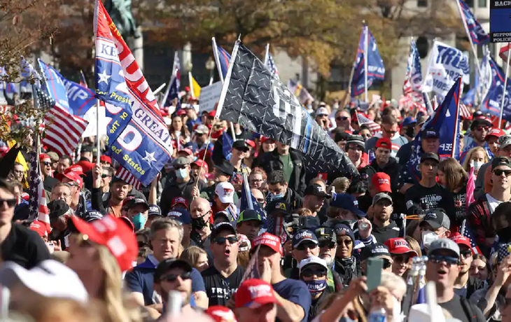 En medio del pico de Covid-19, Trump insistió con el fraude junto a miles de republicanos