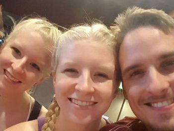 Felices los 4: se casan dos parejas de gemelos y se van a vivir juntos