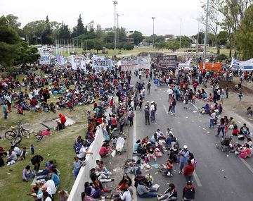 Protesta sobre Puente Pueyrredón