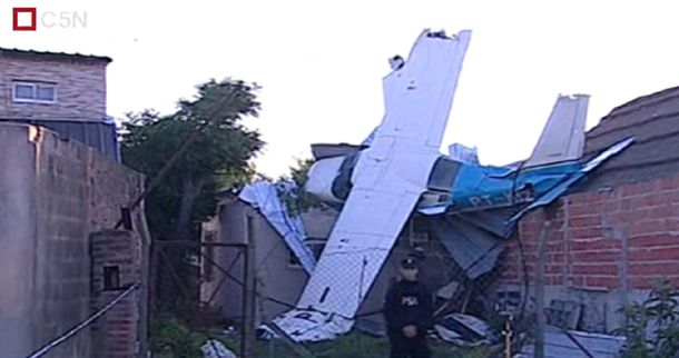 Una avioneta se quedó sin nafta y cayó sobre una casa de San Fernando
