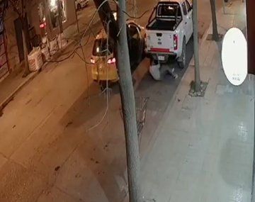 Un taxista y un pasajero se robaron una rueda de auxilio en Cipolletti