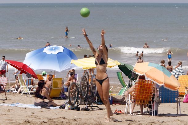 Turistas que eligen veranear en Mar del Plata.
