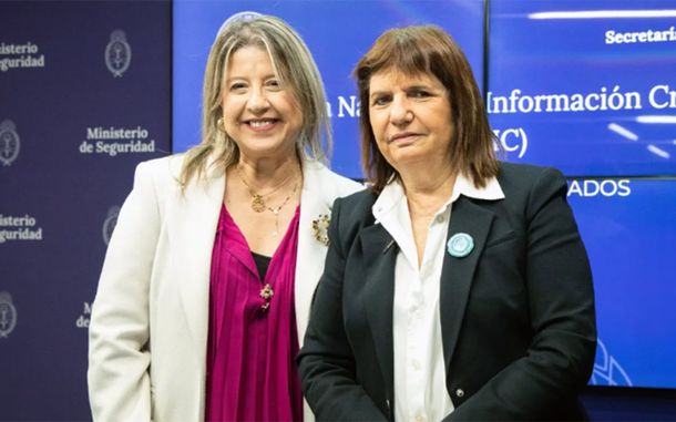 La entrante Alejandra Monteoliva y la saliente Patricia Bullrich.
