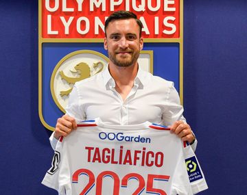 Nicolás Tagliafico firmó un contrato por tres años con el Olympique de Lyon francés.