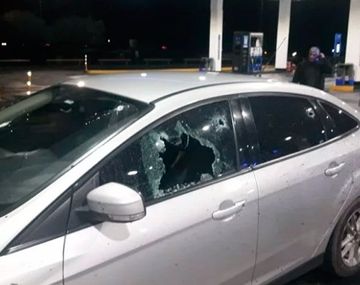 Giro en la causa por el ataque a un comisario: los tiros habrían venido de adentro de su auto