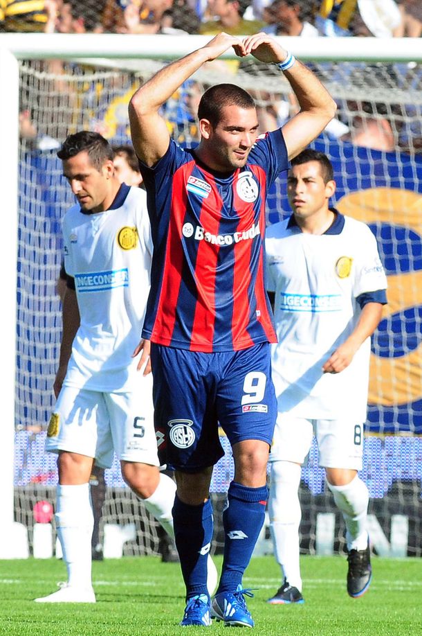 El delantero uruguayo marcó un gol antes de salir lesionado