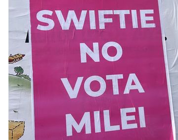Swiftie no vota a Milei: los afiches de los fans de Taylor Swift contra el libertario