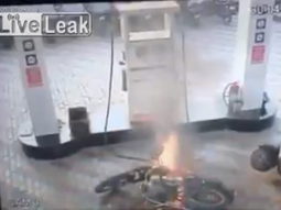 Se prendió fuego una moto mientras le cargaban nafta Se prendió fuego una moto mientras le cargaban nafta