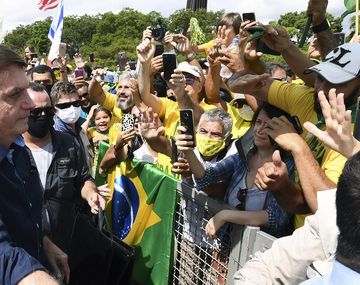 Brasil: el presidente Jair Bolsonaro pasea frente a la casa de gobierno sin barbijo