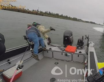 Pescadores se lanzan al agua segundos antes de ser embestidos por un barco