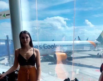 La amenazaron con bajarla del avión porque su vestimenta era provocativa