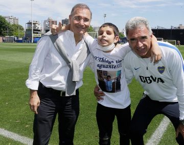 Thiago Boneiro junto al vice de Boca y el preparador físico.