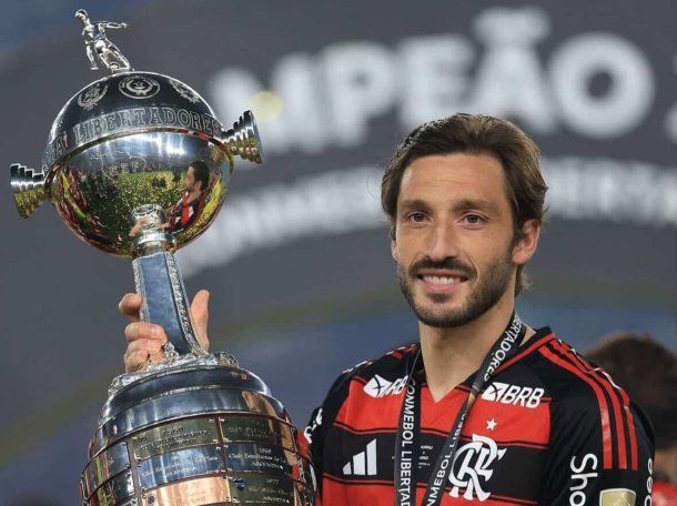 River se mueve por un lateral izquierdo y apuntó a un campeón de la Copa Libertadores