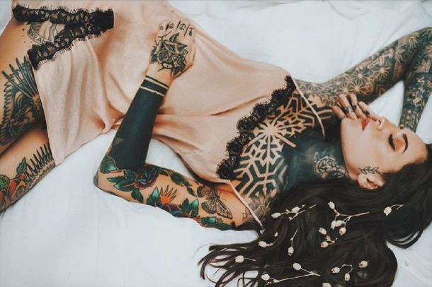 Candelaria Tinelli antes de realizarse el piercing