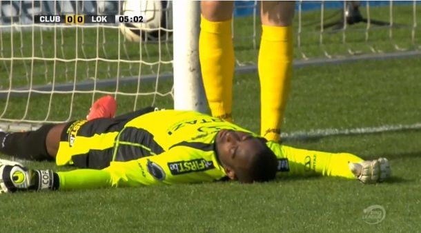 Un arquero quedó inconsciente tras intentar salvar un gol