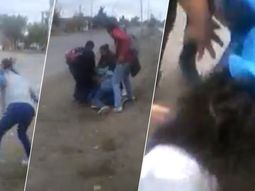 video: salvaje pelea entre cuatro companeras a la salida del colegio video: salvaje pelea entre cuatro companeras a la salida del colegio